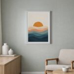 Affiche minimaliste montrant un coucher de soleil stylisé avec vagues bleues et orange, ambiance moderne et sereine.